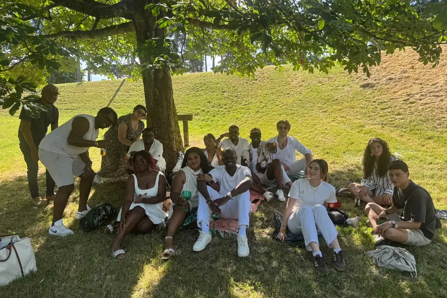 Un après-midi convivial sur l’herbe pendant la Garden Party