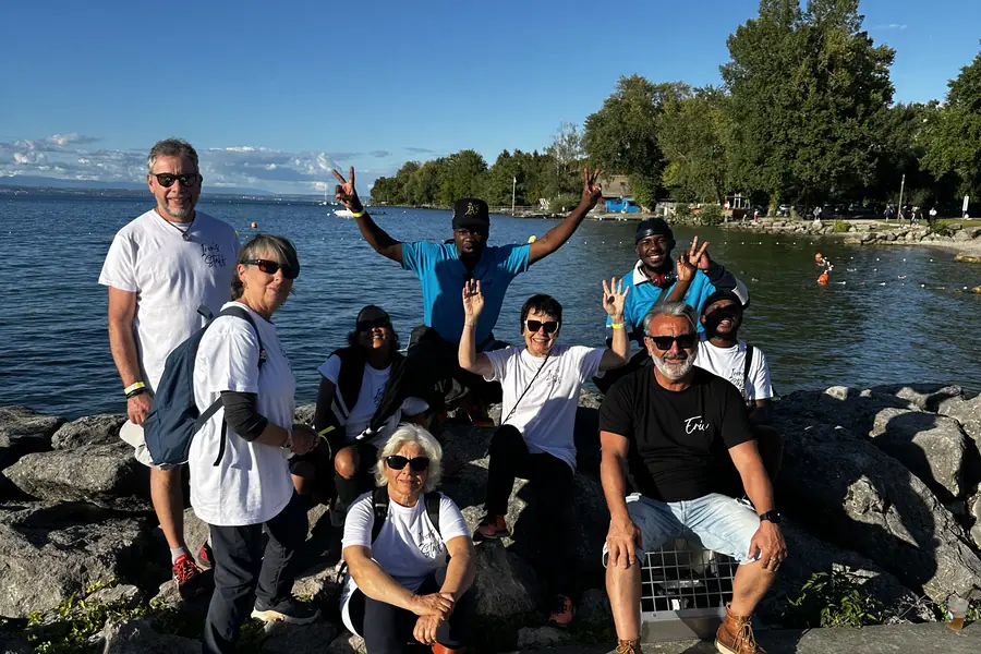 Le groupe réuni au bord du lac pendant IRON ART
