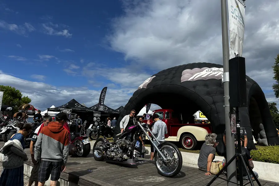 Motos et stands sur le site d’IRON ART, à Sciez