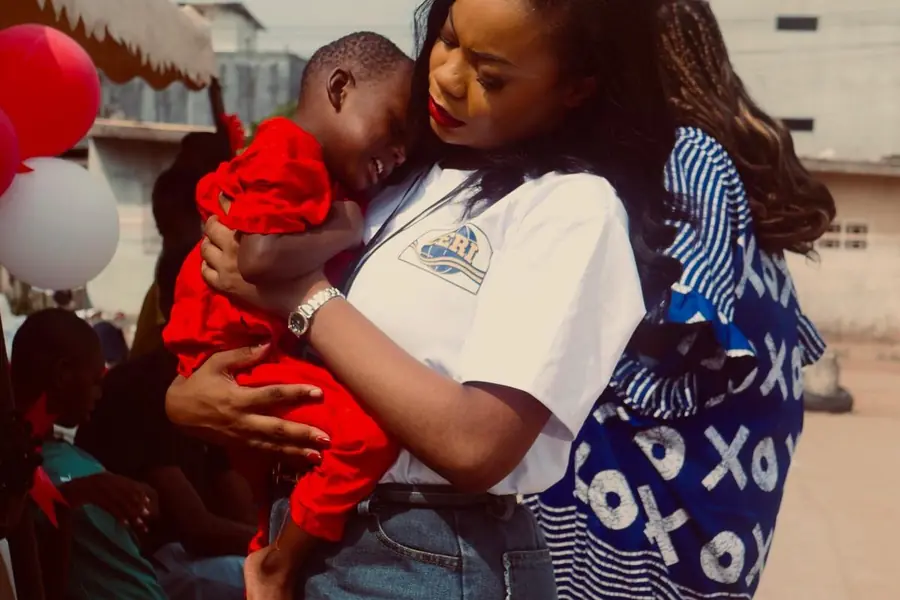 Une bénévole avec un enfant lors du Noël solidaire