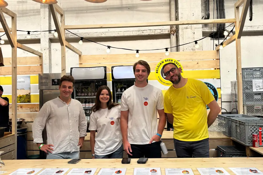 Des membres de CERICLUB au comptoir qu’ils tiennent pendant le festival
