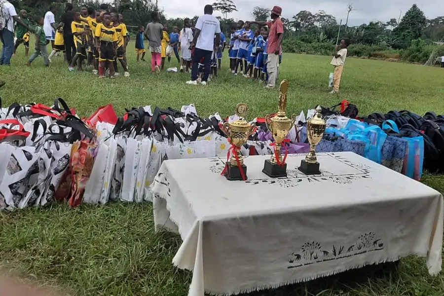 Les trophées et les kits du Tournoi Solidaire Pulse