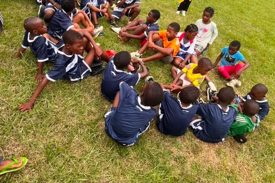 Les enfants réunis sur le terrain du Tournoi Solidaire Pulse
