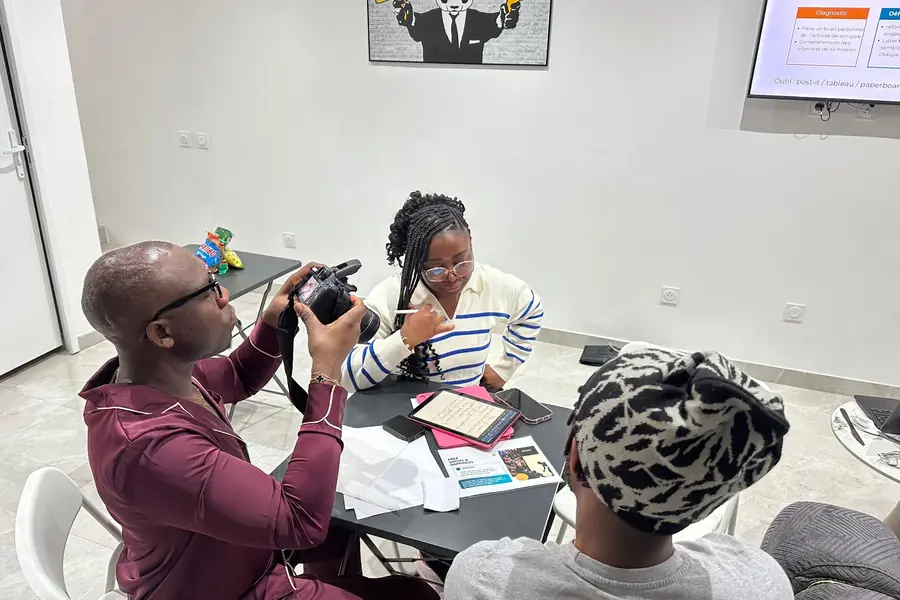 Échanges en petit groupe pendant le Workshop RISE